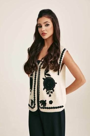 جاكيت بلا أكمام مُطرز بالورود