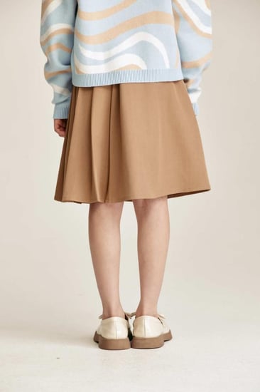 تنورة مُزينة بكسرات جانبية