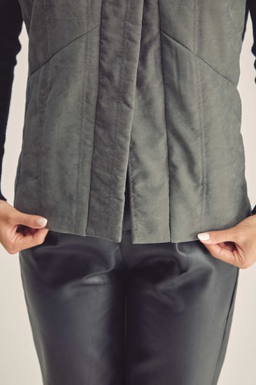 جاكيت مُبطن بأكمام قصيرة