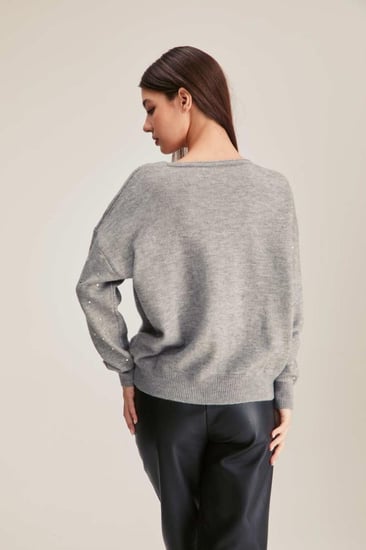 بلوزة محبوكة بتفاصيل لامعة