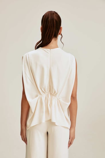 بلوزة واسعة بتفاصيل مزمومة