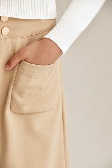 بلوزة محبوكة بياقة بربطة