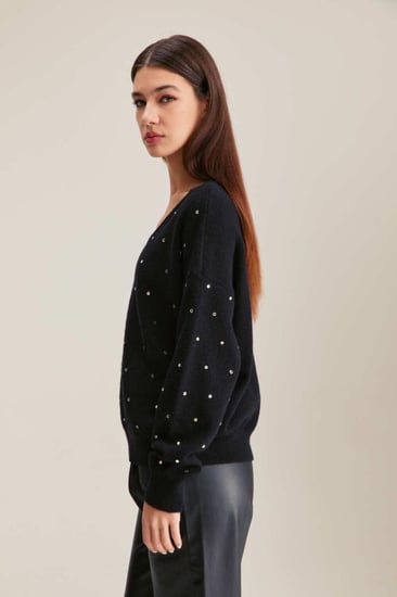 بلوزة محبوكة بتفاصيل لامعة