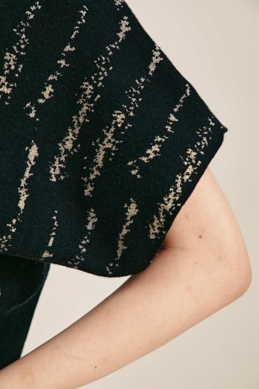 بلوزة بتفاصيل لامعة