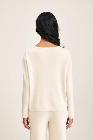 بلوزة بتفاصيل لامعة