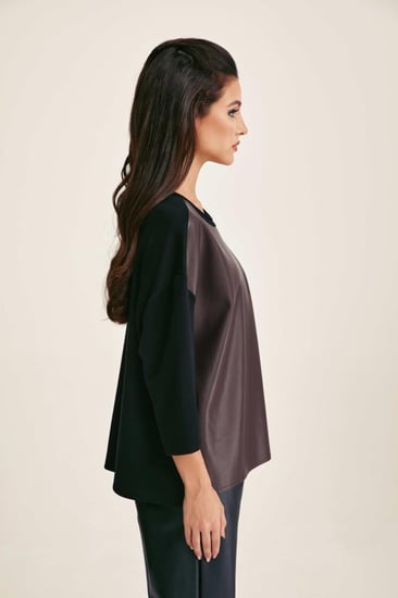 بلوزة بتفاصيل جلد