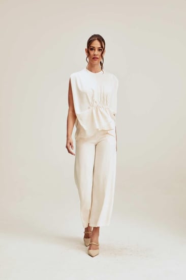 بلوزة واسعة بتفاصيل مزمومة