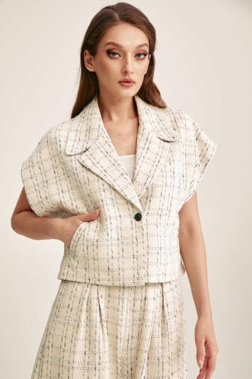 جاكيت تويد بأكمام قصيرة