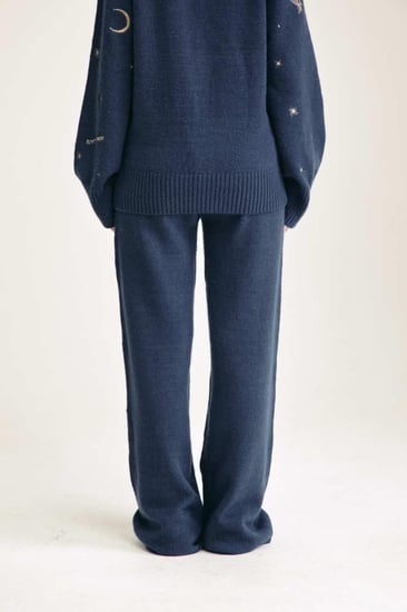 بنطلون محبوك مزين بنقوش