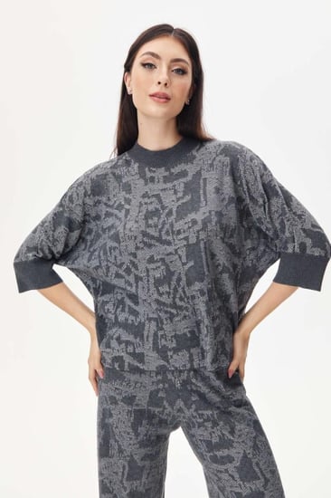 بلوزة مزينة بنقوش