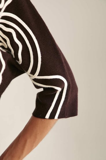 بلوزة محبوكة مزينة بنقوش