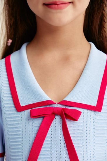 فستان محبوك بياقة بربطة