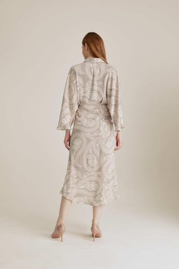 فستان مزين بنقشة بيزلي