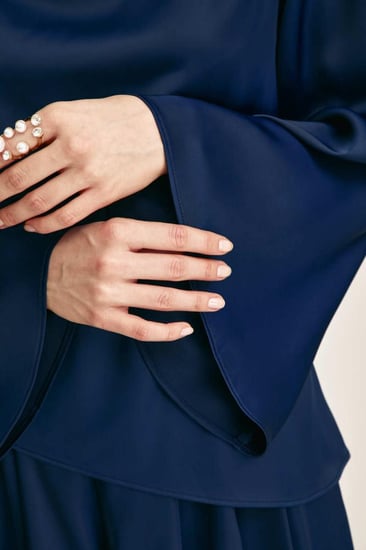 بلوزة بأكتاف بطيات