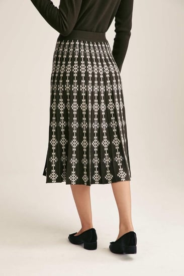 تنورة محبوكة بنقوش هندسية