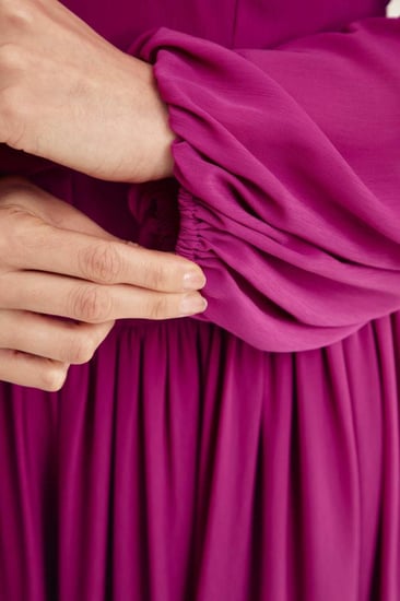 فستان بخصر ضيق وأكمام طويلة