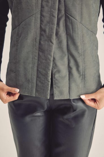 جاكيت مُبطن بأكمام قصيرة