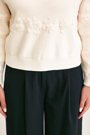 بلوزة محبوكة مطرزة بالورورد