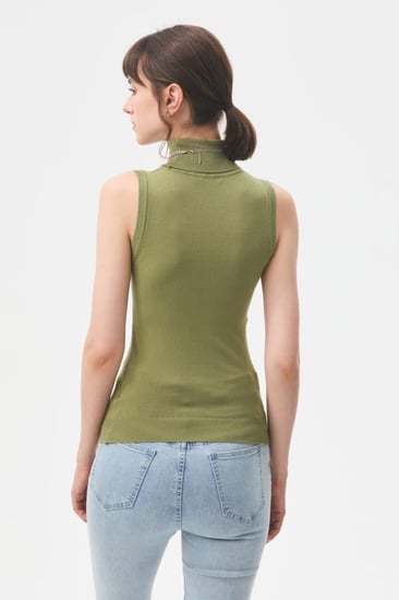 بلوزة بيسك بدون أكمام