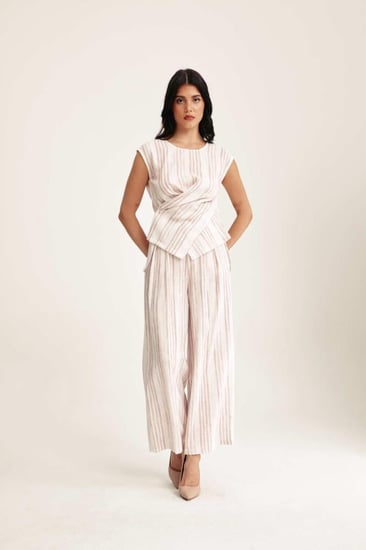 بنطلون مقلم بأرجل واسعة