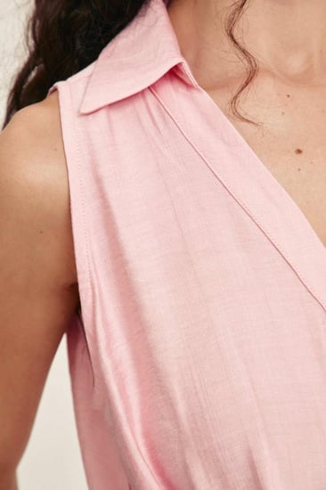 بلوزة بلا أكمام مزينة بطيات ورباط