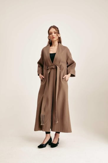 معطف بربطة من الأمام