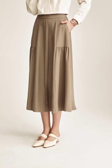 تنورة واسعة بطيات جانبية