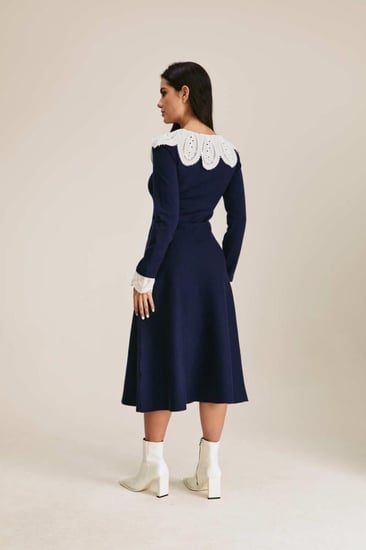 فستان بياقة مُطرزة