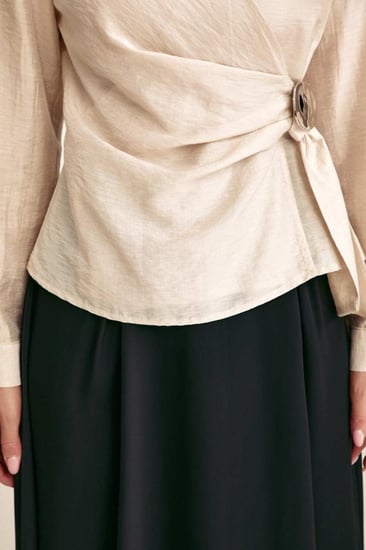 بلوزة لف مزينة ببروش