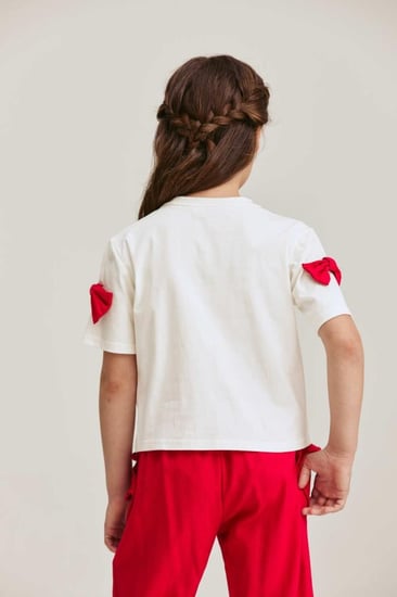 بلوزة مزينة بفيونكات