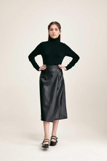 تنورة جلد بنمط لف