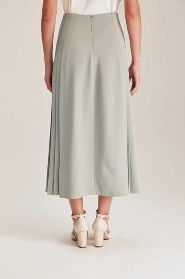 تنورة بكسرات جانبية