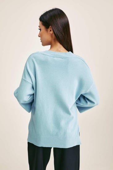 بلوزة واسعة بياقة V