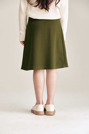 تنورة مزينة بإبزيم معدني