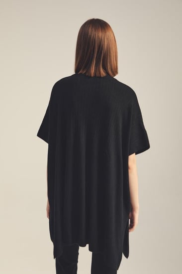 بلوزة واسعة بأكمام قصيرة