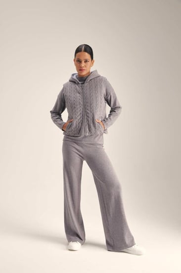 جاكيت محبوك بلا أكمام