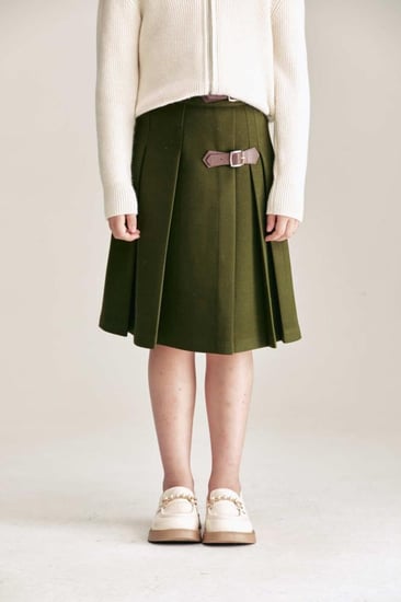 تنورة مزينة بإبزيم معدني