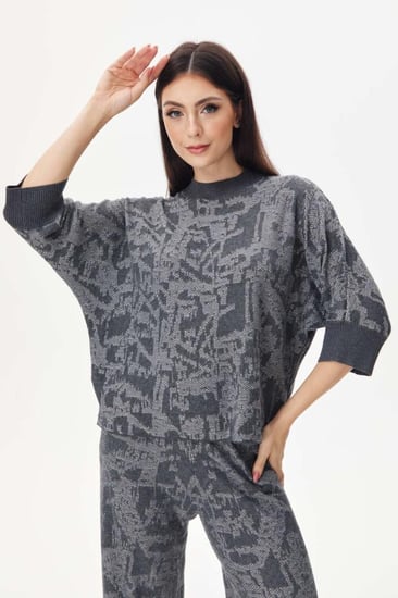 بلوزة مزينة بنقوش