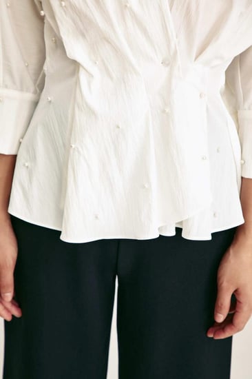 بلوزة لف مزينة باللؤلؤ