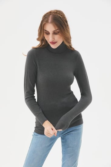 بلوزة بيسك بياقة عالية