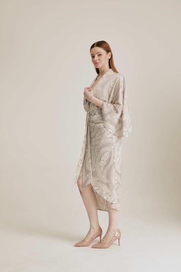 فستان مزين بنقشة بيزلي