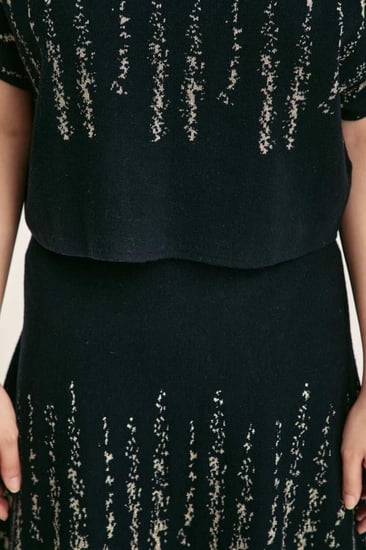 بلوزة بتفاصيل لامعة