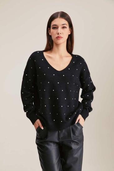 بلوزة محبوكة بتفاصيل لامعة