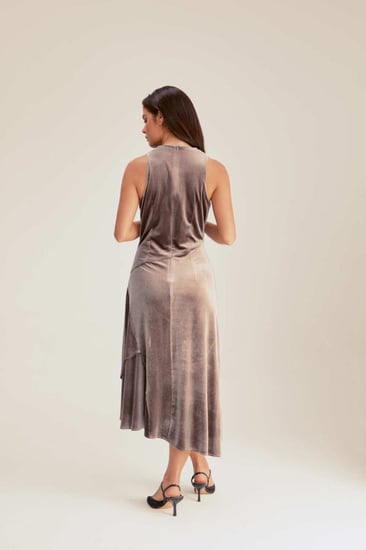 فستان مخمل بياقة متدلية