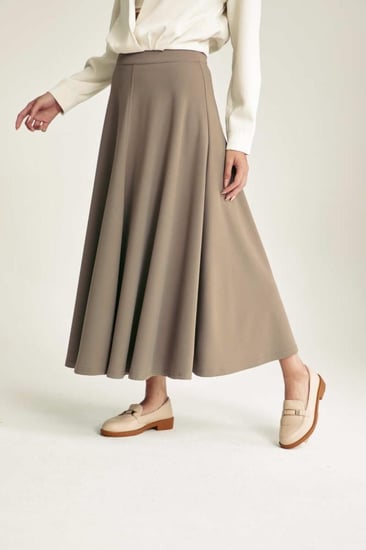 تنورة بيج طويلة