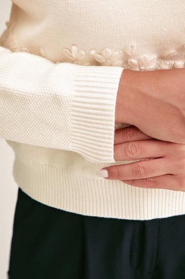 بلوزة محبوكة مطرزة بالورورد