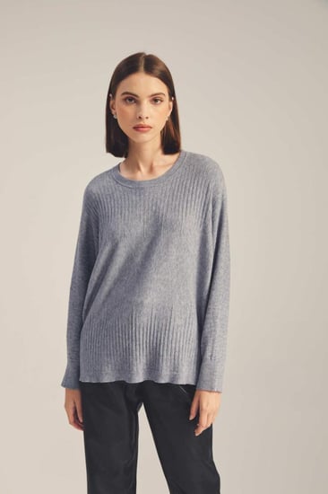 بلوزة محبوكة بقصة واسعة