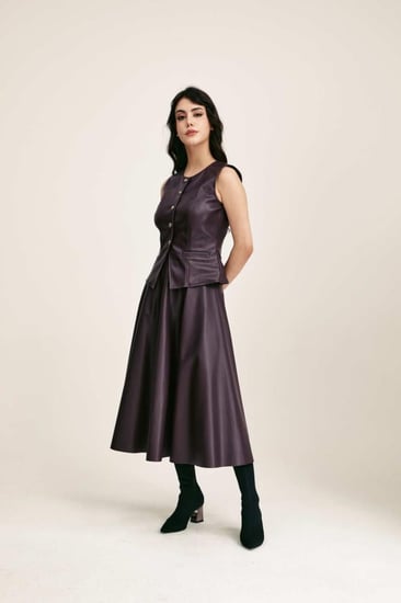 تنورة جلد بطيات