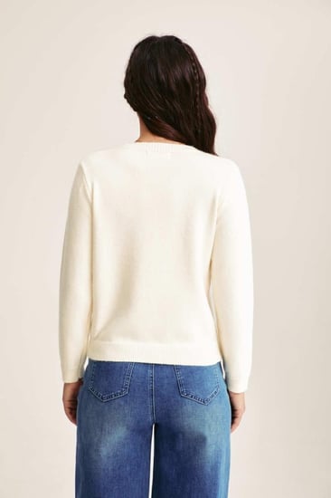 كنزة مطرزة بالزهور