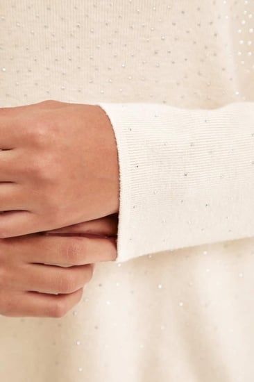 بلوزة بتفاصيل لامعة